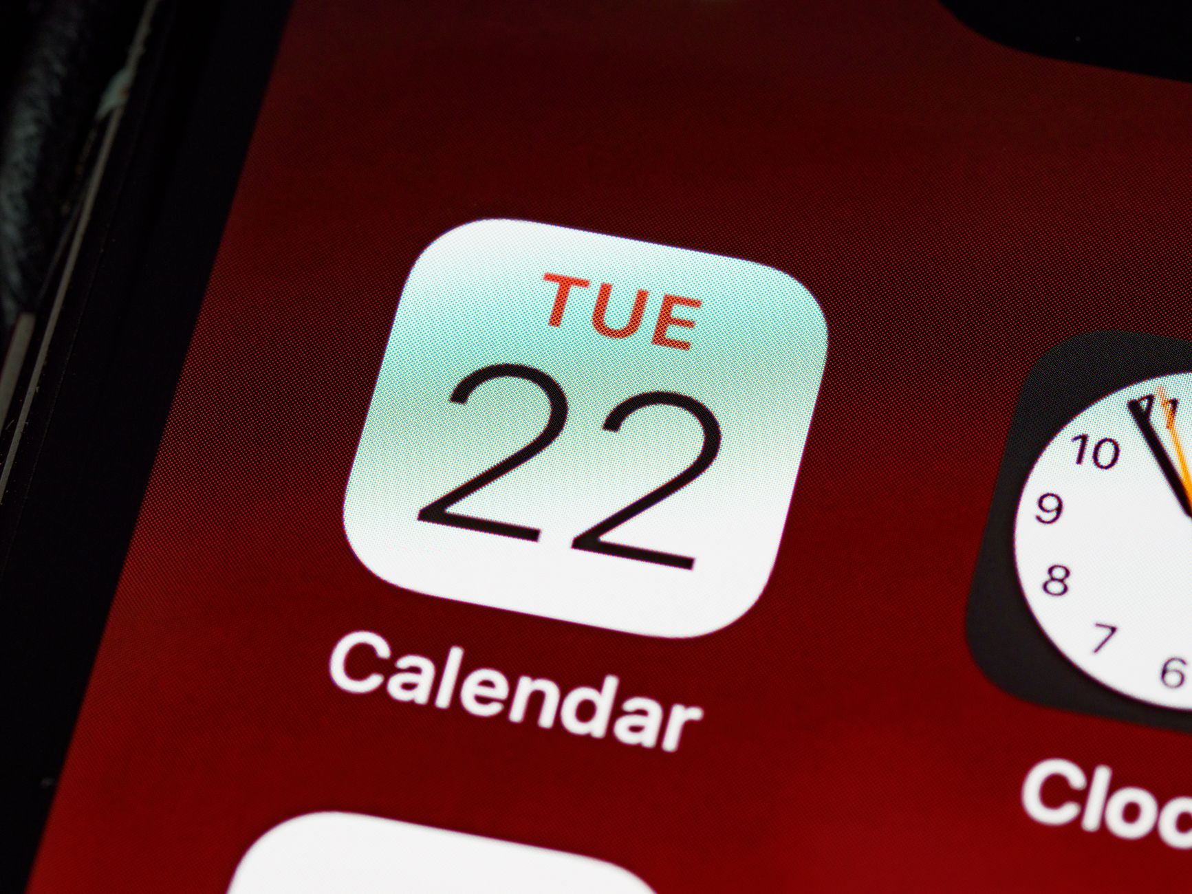 كسر الصمت التقني: iOS 27 Beta يكشف الستار عن هاتف أبل القابل للطي المرتقب