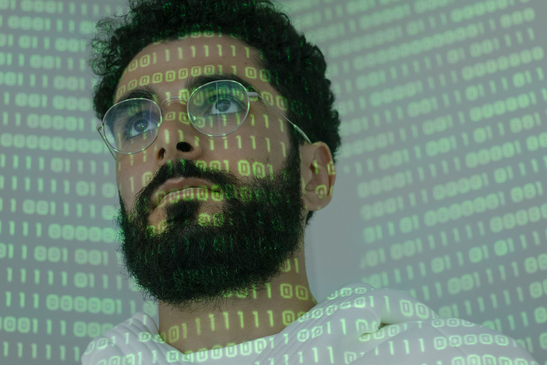 فك شيفرة الشباب الأبدي: هل بدأت التكنولوجيا في 'إعادة برمجة' الشيخوخة؟